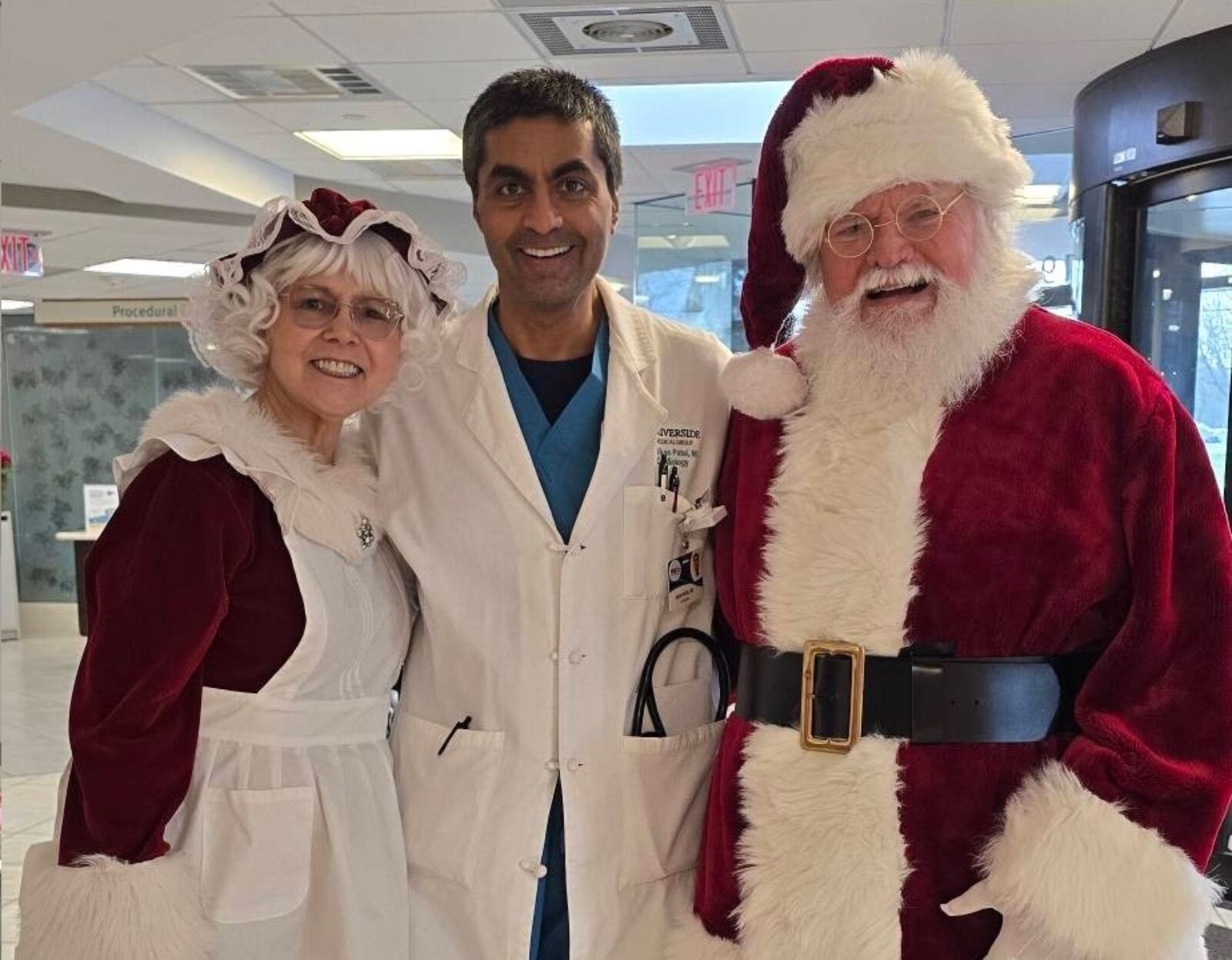 Santa and Mrs. Claus visit Heart and Vascular Institute